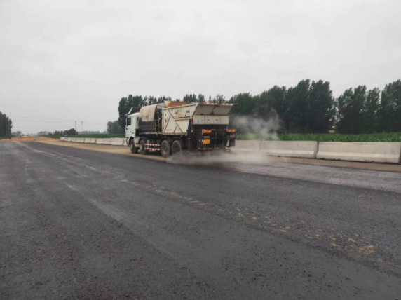 祝賀我司平頂山外環(huán)項(xiàng)目透層、稀漿封層試驗(yàn)段完成