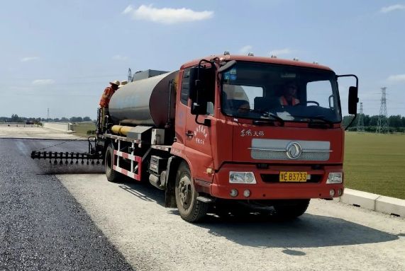 許信高速透層、封層和瀝青下面層試驗(yàn)段攤鋪圓 滿(mǎn)成功